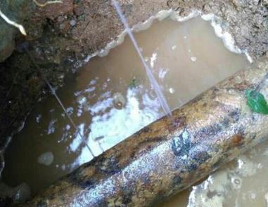 太白楼顶渗水维修公司分享下地暖漏水的原因及检测方法。